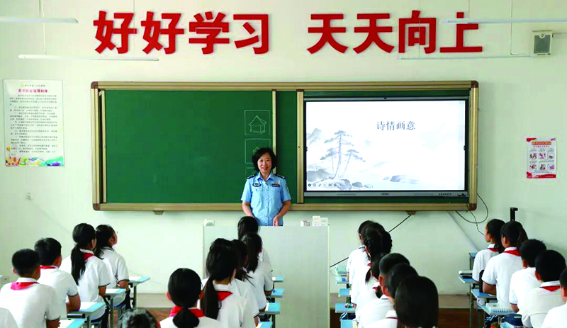 營口監(jiān)獄圖，民警為孩子們上美術(shù)課。 楊愛軍 攝