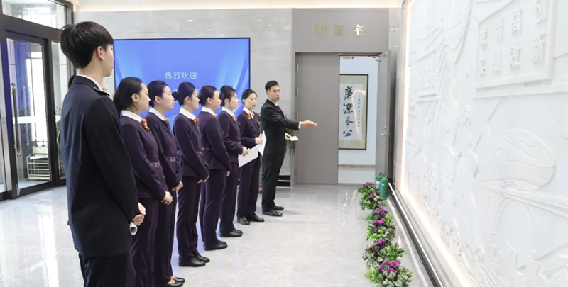 中國(guó)鐵路沈陽(yáng)局集團(tuán)有限公司大連客運(yùn)段的20余名職工來(lái)到大連鐵檢院（受訪(fǎng)單位供圖）